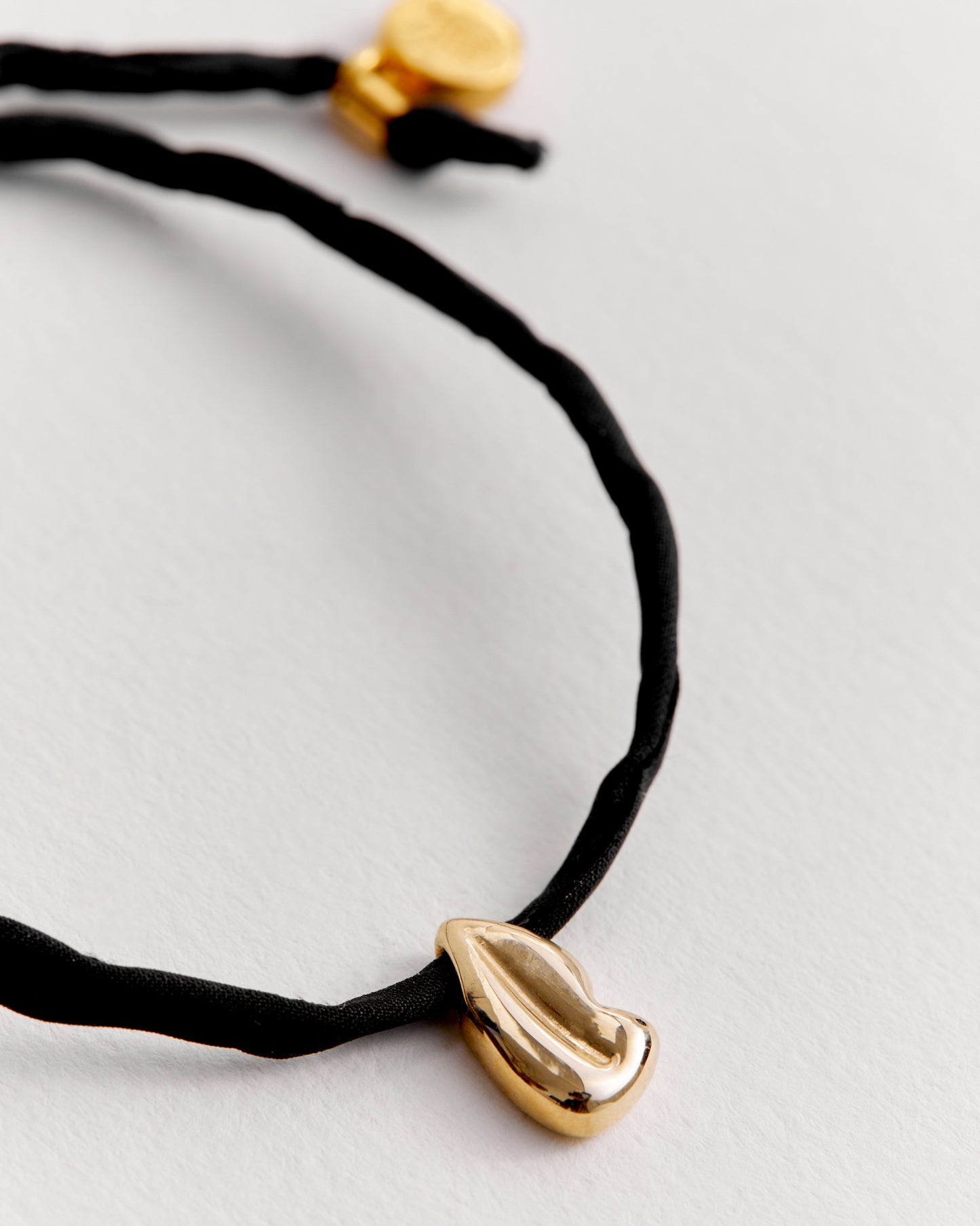 Apyrankė su šilko virvele PUIKYBĖ