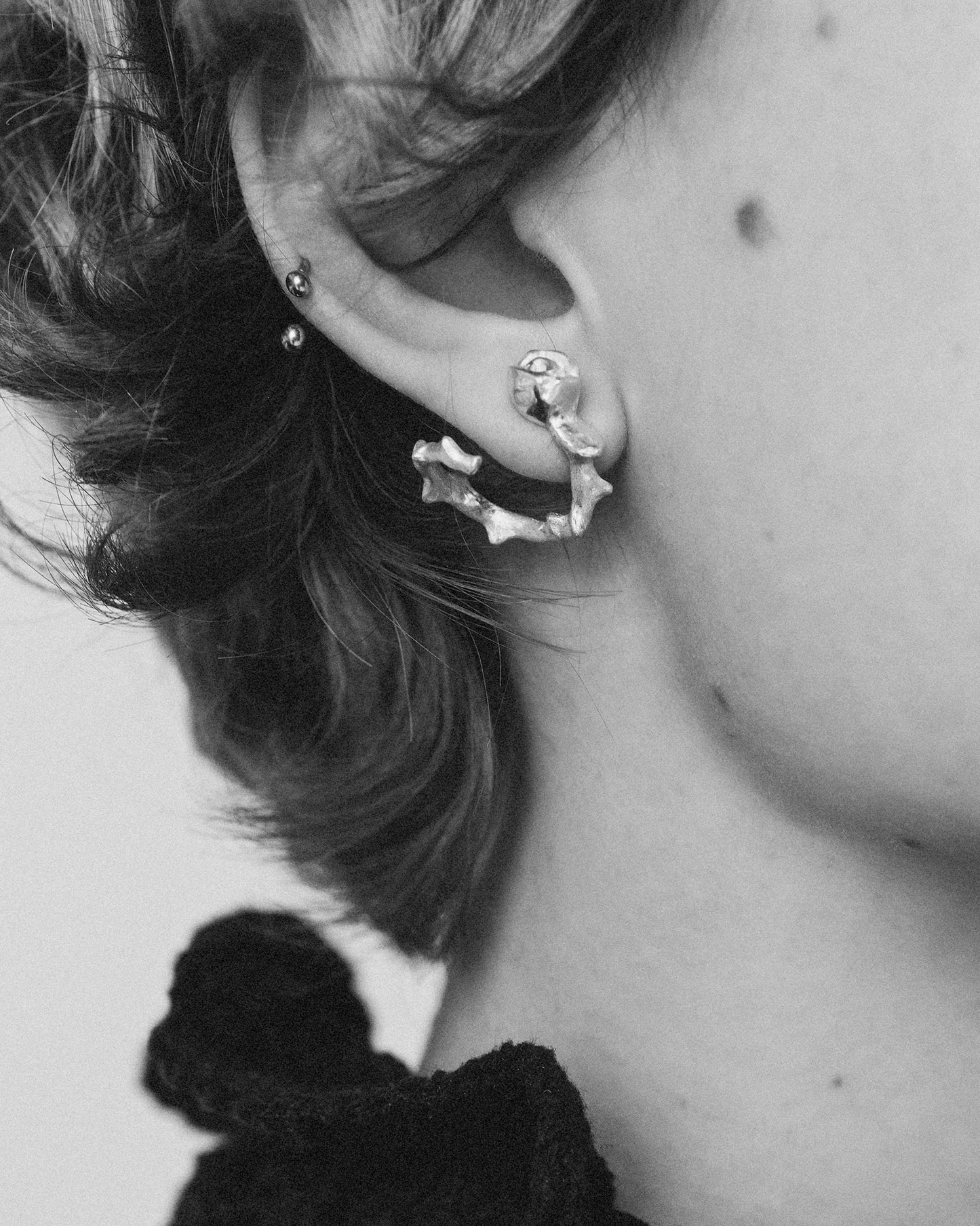 Auskaras PUIKYBĖ rožės formos