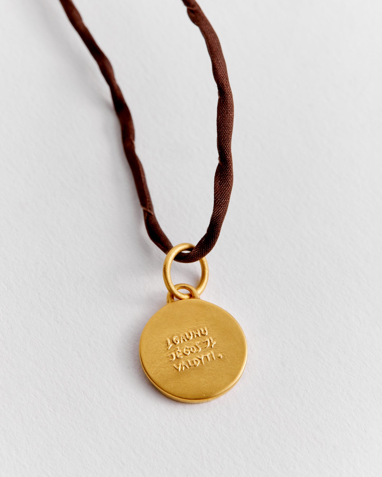 Medalionas su šilkine virvele GEISMAS